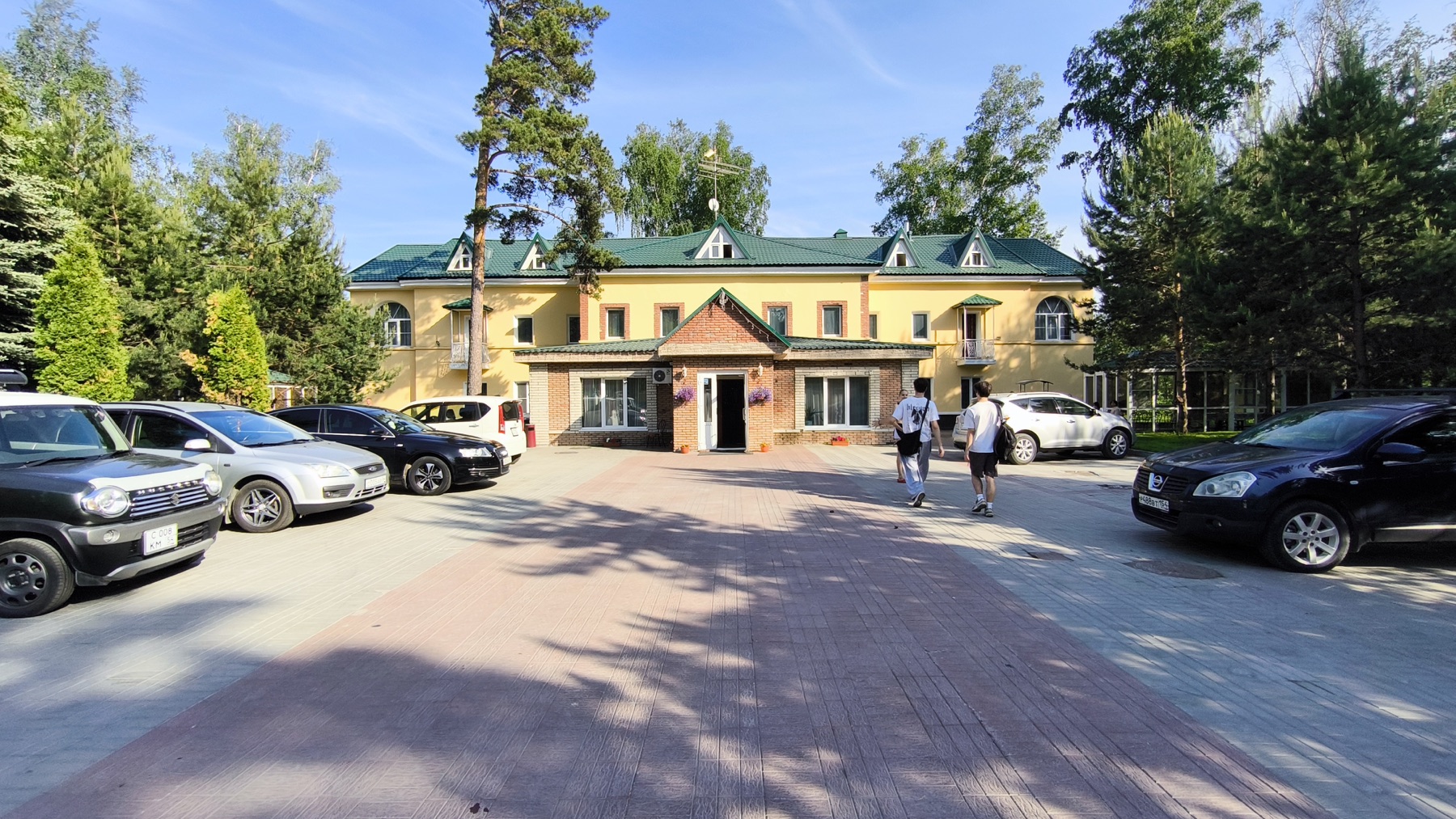 Общий вид фасада и территории